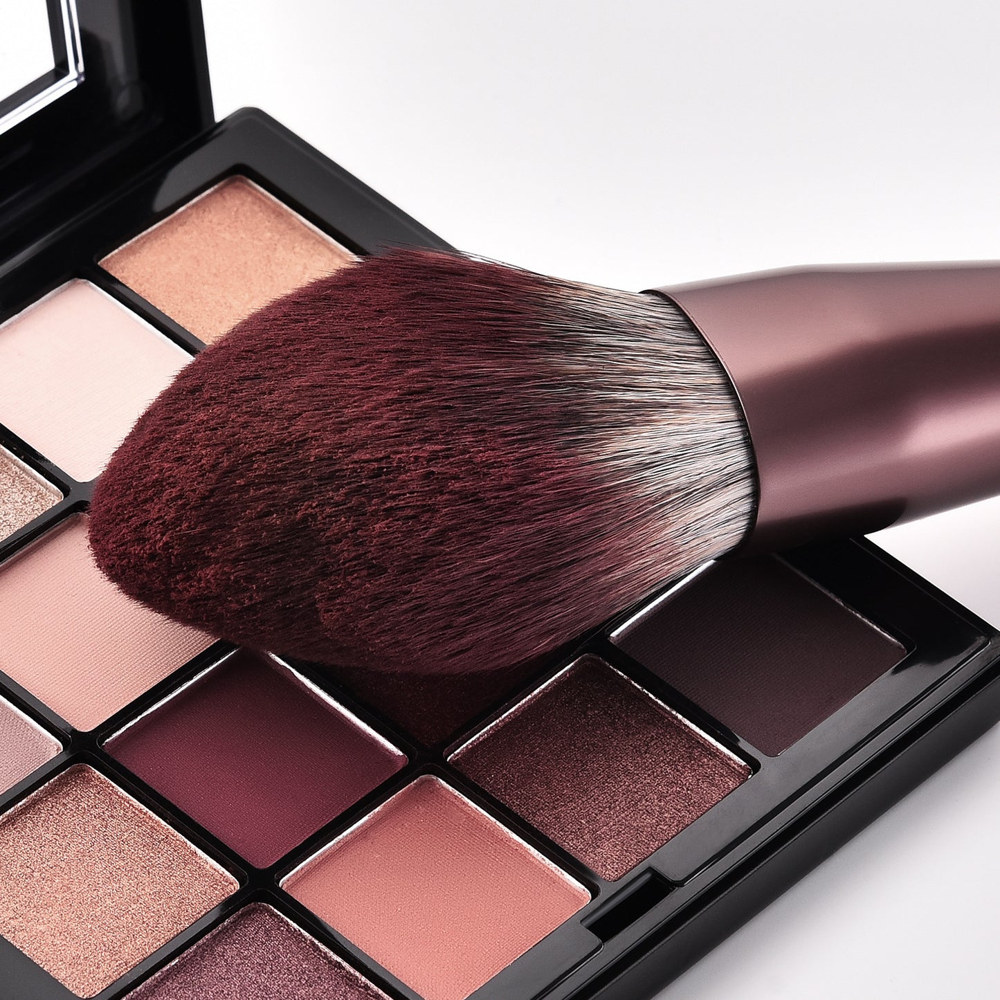 Sweet & Sleek: 12 makeup brushes in a compact set