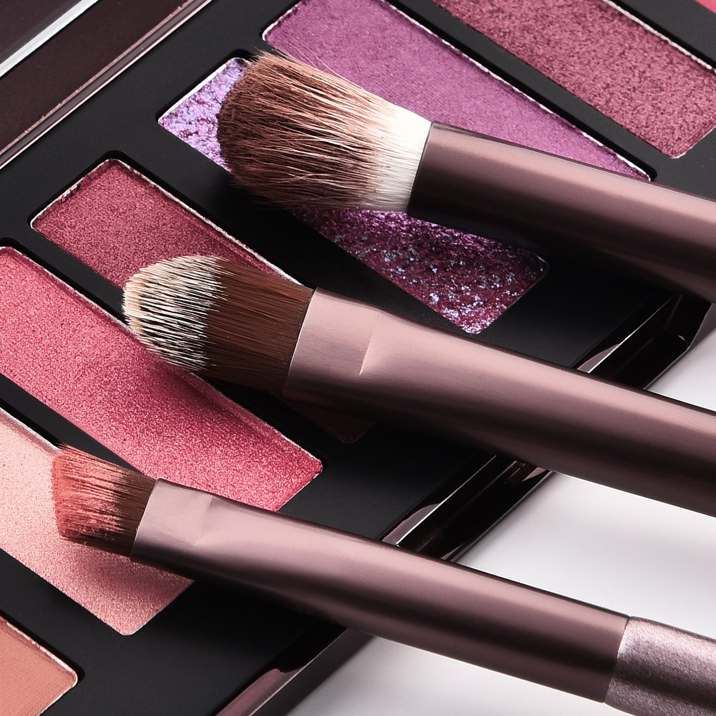 Sweet & Sleek: 12 makeup brushes in a compact set